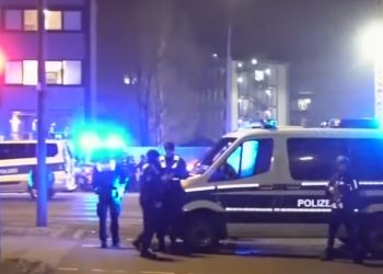 Video/ Momenti kur agresori qëllon në qendrën e Dëshmitarëve të Jehovait në Gjermani