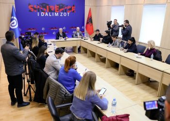 Berisha: Le të kontrollojë sënduqet e gruas së Ahmetaj, Edi Rama nuk shpëton