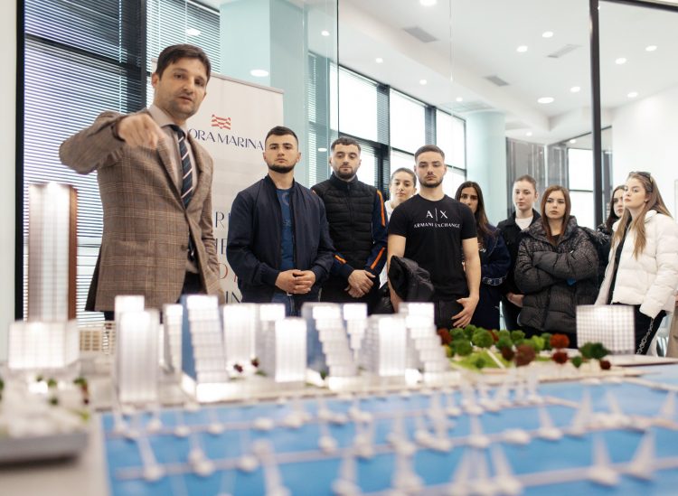 “Vlora Marina” vizitohet nga një grup inxhinierësh aspirues të Universitetit Polis