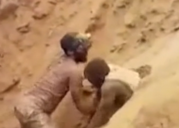 VIDEO/ Momenti kur minatorët gërmojnë me duar për të shpëtuar kolegët e bllokuar