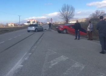 Përplasen dy automjete në aksin Korçë-Ersekë, njëra përfundon në kanal