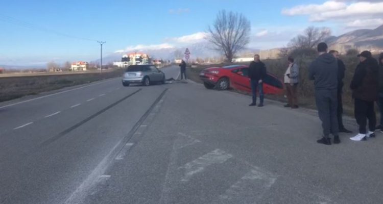 Përplasen dy automjete në aksin Korçë-Ersekë, njëra përfundon në kanal