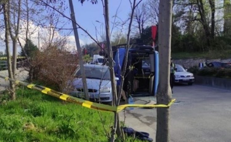 Aksident në Rrugën e Elbasanit, përmbyset autobusi