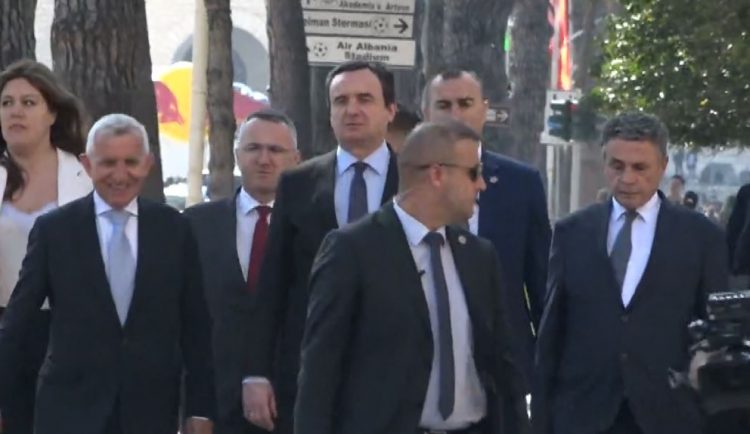 Pas Begajt, Kurti takon Lindita Nikollën