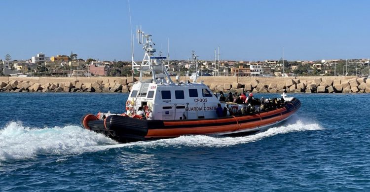 Itali/Shënohen 2 mijë refugjatë në 24 orë, 90 viktima nga mbytja e anijes në Cutro