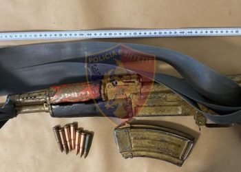 Mbante në banesë automatik dhe municion luftarak, arrestohet poseduesi