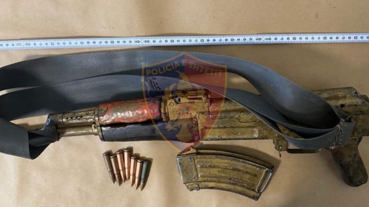Mbante në banesë automatik dhe municion luftarak, arrestohet poseduesi