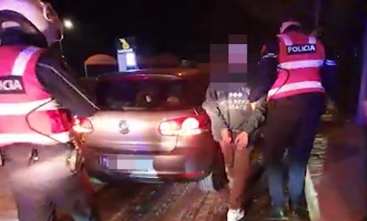 Pranga 26-vjeçarit/ Drejtonte makinën pa leje drejtimi, i sekuestrohen një maskë dhe…