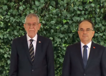 Presidenti austriak mbërrin në Tiranë, pritet nga Begaj me ceremoni