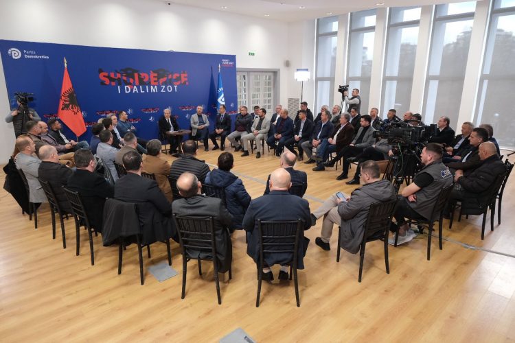 Veliaj kundër Berishës: Vulëhumbur, e zunë mallkimet e nënave dhe gjysheve tona  