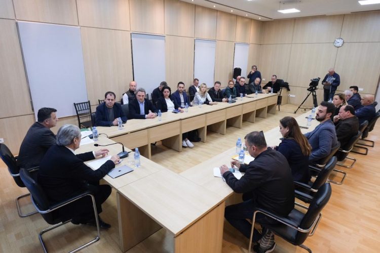 Si janë ndarë vendet në këshillat bashkiakë? Berisha: PL 240 vende, PBDNJ 20 dhe PDK 6