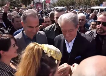 Foto/Berisha në festimet e Ditës së Verës në Elbasan, vendos veroren