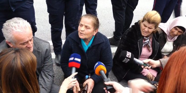 Nuk pranojnë kompensimet për aksin Thumanë-Kashar, banorët: Vetëm kur ka votime kujtohen