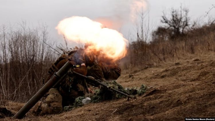 Beteja për Bahmutin vazhdon, teksa BE-ja diskuton për municionet për Ukrainën