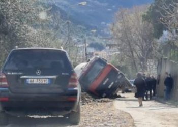 Batohet në rrugën me gropa betonierja, shpëton shoferi
