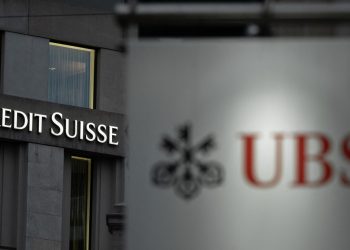 Banka më e madhe e Zvicrës UBS në bisedime për të blerë rivalin e saj Credit Suisse