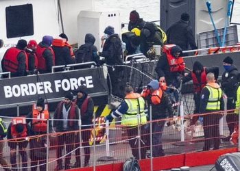 Daily Mail: 98% e shqiptarëve përdorin “hile” të ligjshme për të qëndruar në Britani