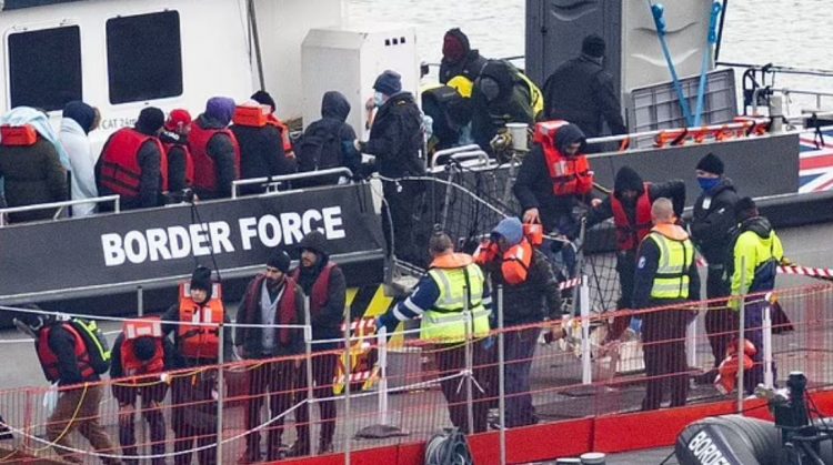 Daily Mail: 98% e shqiptarëve përdorin “hile” të ligjshme për të qëndruar në Britani