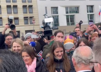 VIDEO/ Mbretit Charles i ndodh incidenti në vizitën e tij të parë në Gjermani