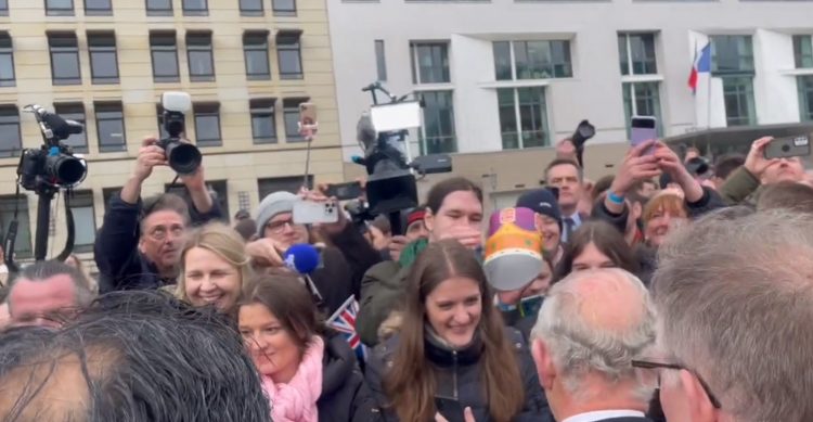 VIDEO/ Mbretit Charles i ndodh incidenti në vizitën e tij të parë në Gjermani