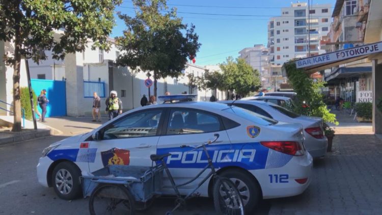 Tentuan grabitjen me armë në qendër të Lushnjes, pranga një prej autorëve