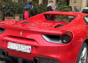 Me “Ferrari” në Firence, gjobitet 500 euro turisti amerikan