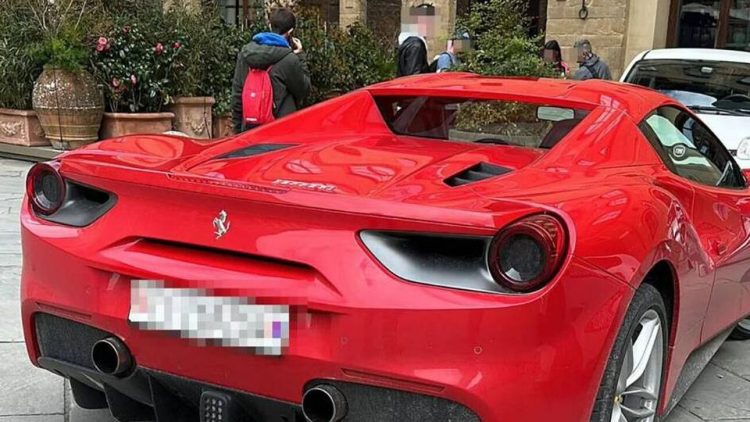 Me “Ferrari” në Firence, gjobitet 500 euro turisti amerikan