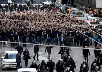 Video/Rrëmujë në Napoli, tifozët gjermanë përplasen me policinë