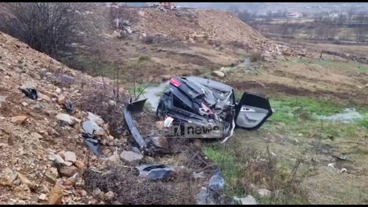 Video/Makina del nga rruga në Bulqizë, plagoset rëndë shoferi (Emri)
