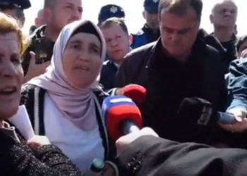 Banorët e Bërxullës në protestë/ Gruaja: Polici më qëlloi, kam shenjën në trup