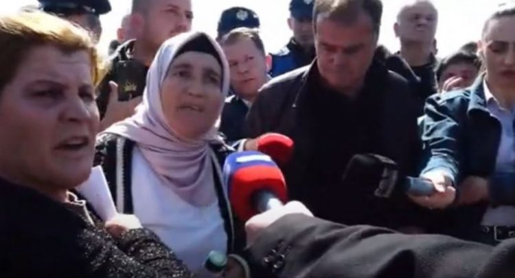 Banorët e Bërxullës në protestë/ Gruaja: Polici më qëlloi, kam shenjën në trup