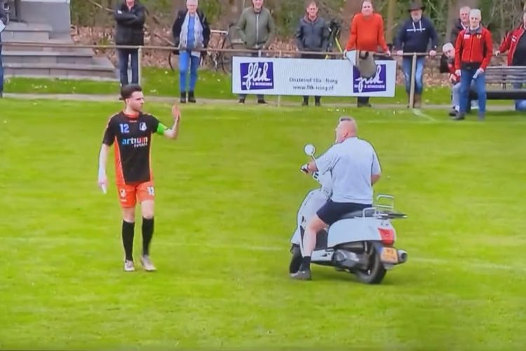 VIDEO/ Holandë, një person hyn në fushë me një skuter për t’u ankuar te lojtarët