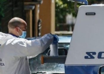 Nënë e bir gjenden të vdekur brenda banesës në Itali, ja çfarë dyshon policia