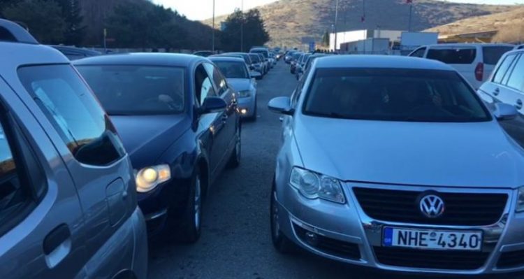 Radhë automjetesh në Doganën e Kapshticës