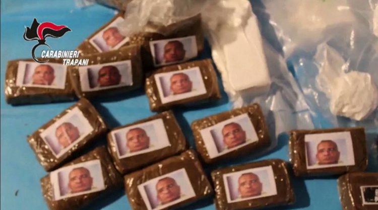 Itali/ E mbështjellë me fotot e Denaros dhe Toto Riinës, kapet drogë me vlerë 200 mijë €