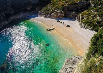 Humbet kontaktet për shkak të mjegullës, policia në kërkim të 64-vjeçares në Karaburun