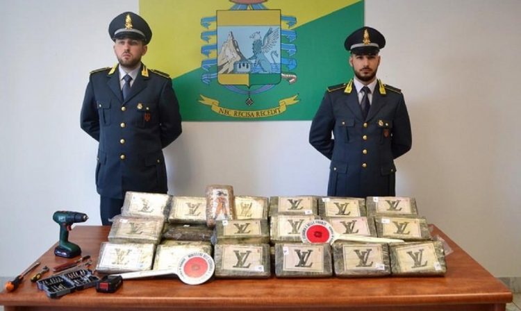 Kokainë në banane, arrestohen 3 shqiptarë në Itali