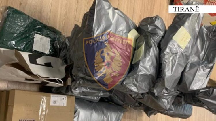 Sekuestrohen mallra kontrabandë, në kërkim administratorja e postës private në Tiranë