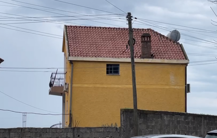 Kurbin/ I akuzuar për vrasje, kush është personi që iu vu tritol sot në banesë