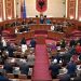 3 gra të vrara në Tiranë, seanca plenare në Kuvend nis me një minutë heshtje