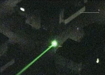 Shpërqëndroi drejtuesin e helikopterit me një stilolaps-lazer, arrestohet 62-vjeçari