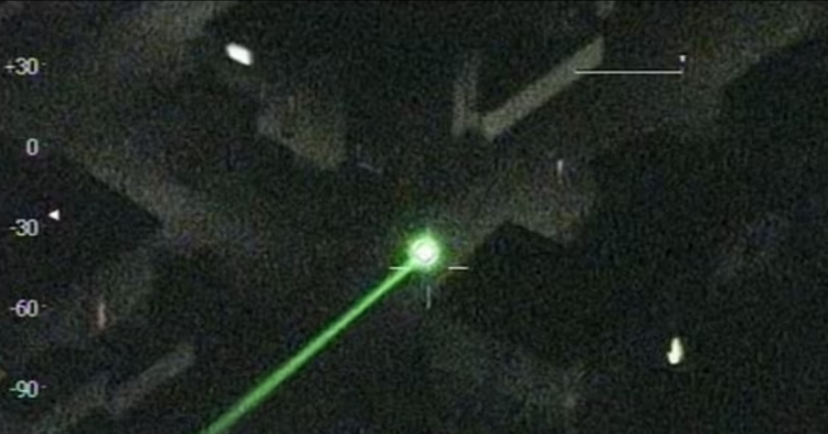 Shpërqëndroi drejtuesin e helikopterit me një stilolaps-lazer, arrestohet 62-vjeçari