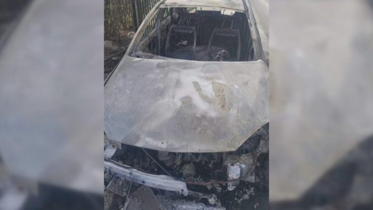 Tensione për targat, digjen automjete të tjera në veriun e Kosovës