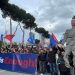 Foto/Manekinë me portretin e Ramës dhe McGonigal, si po protestojnë qytetarët sot