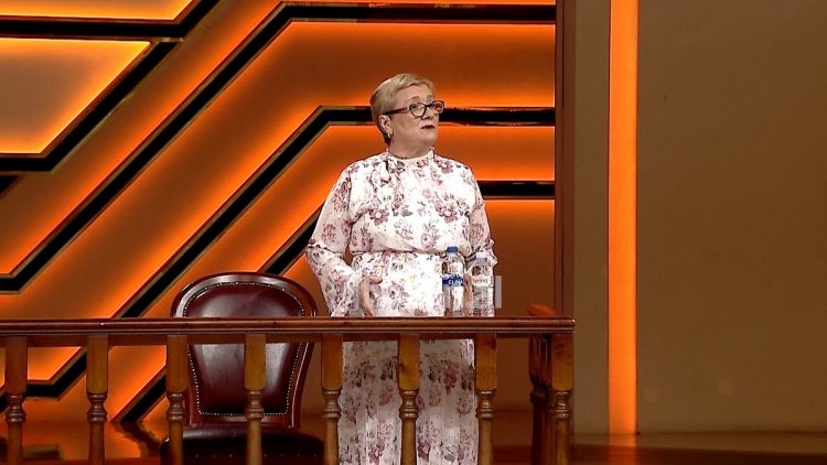 60-vjeçarja pranë divorcit, zbulon tradhtinë e bashkëshortit me ish-të dashurën e rinisë