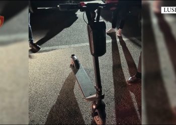 VIDEO/ Me monopatinë për të shitur kanabis e kokainë, arrestohet i riu në Lushnje
