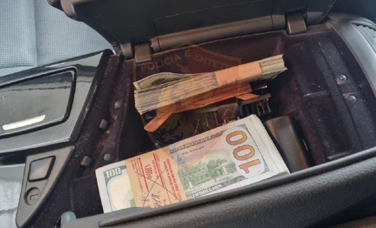 Nuk ishin deklaruar, sekuestrohen 19 900 dollarë në pikën kufitare