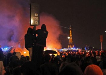 Përplasje dhe gaz lotsjellës në Paris, mocion i gjerë për të rrëzuar qeverinë