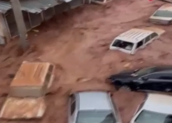 Video/ Momenti kur përmbytjet e fuqishme ndajnë rrugën në dysh në Turqi