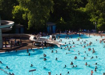 Gratë në Berlin tani do të mund të notojnë “topless” në pishinat publike